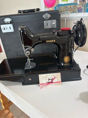 Singer Black Vintage Sewing Machine - Classic Black Home Accent
